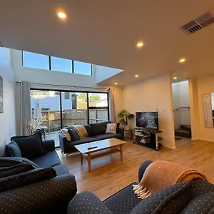 Holiday home No Party Allowed, Entire Brand New 3 Bedroom Townhouse, Free Unlimited Fibre Wifi And Free Parking, Wellington